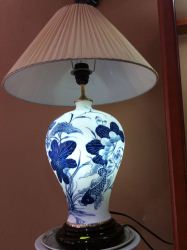 Đèn dáng dế bé có đèn chao và đèn thân