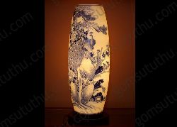 Đèn công dáng trụ, khắc