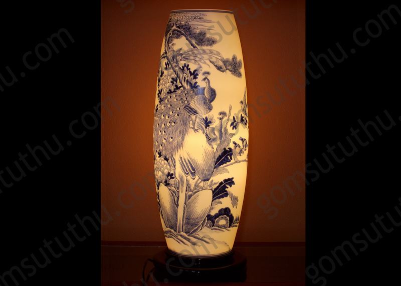 Đèn công dáng trụ, khắc